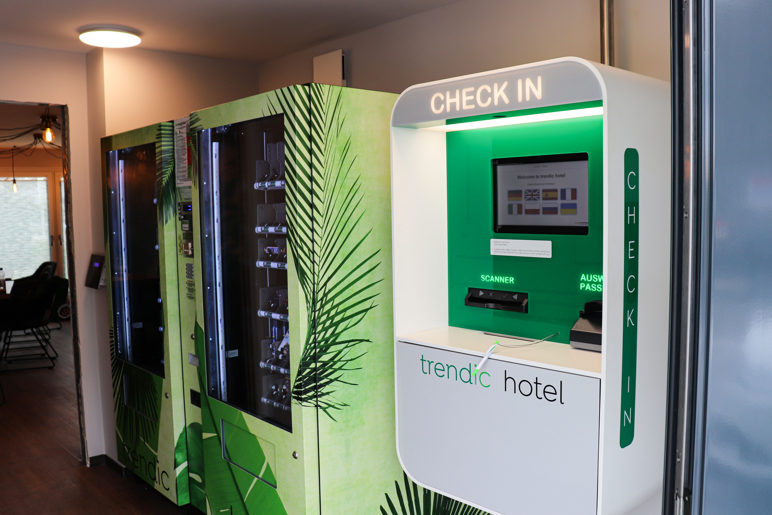 Das Check-in Terminal neben den beiden Warenautomaten im Eingangsbereich des trendic hotels.