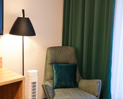 Der bequeme Sessel mit Ventilator im trendic hotel Zimmer.