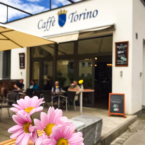 Die Außenansicht des Caffé Torinos in Marktoberdorf.