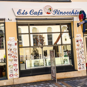 Die Außenansicht des Eiscafes Pinocchio in Marktoberdorf.