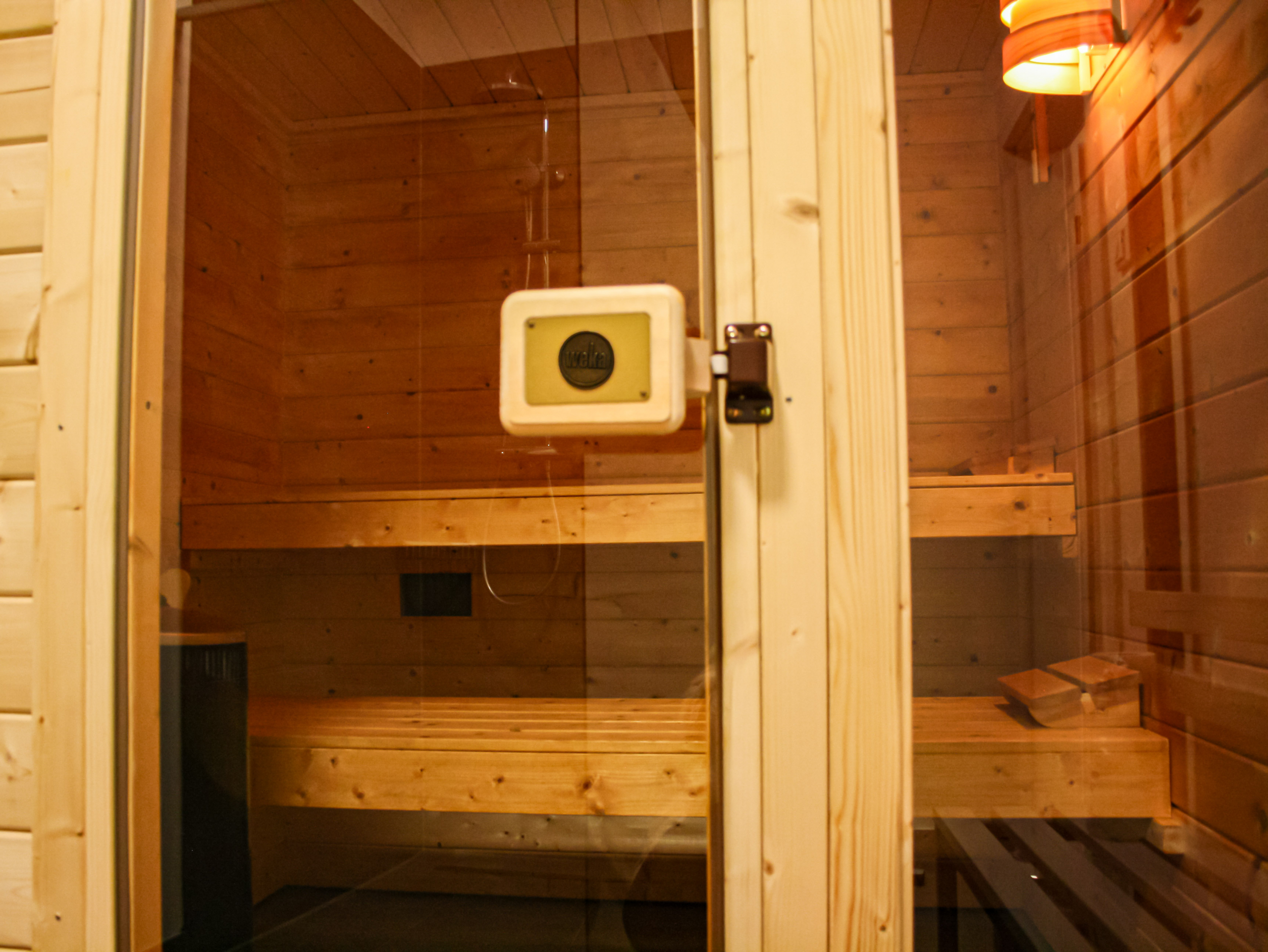 Die Sauna von außen im Keller des trendic hotels.